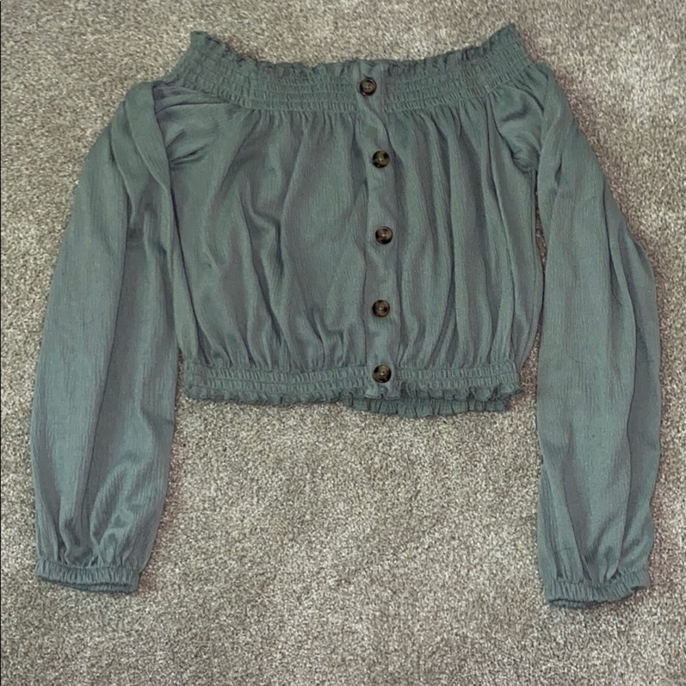 green long sleeve cropped top